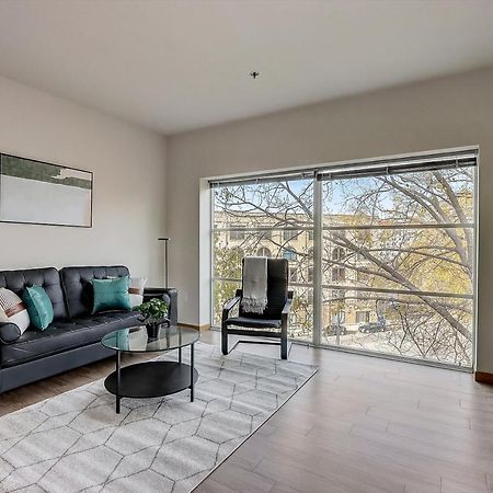 Frontdesk Rhythm Apts Lower East Side Milwaukee Bilik gambar