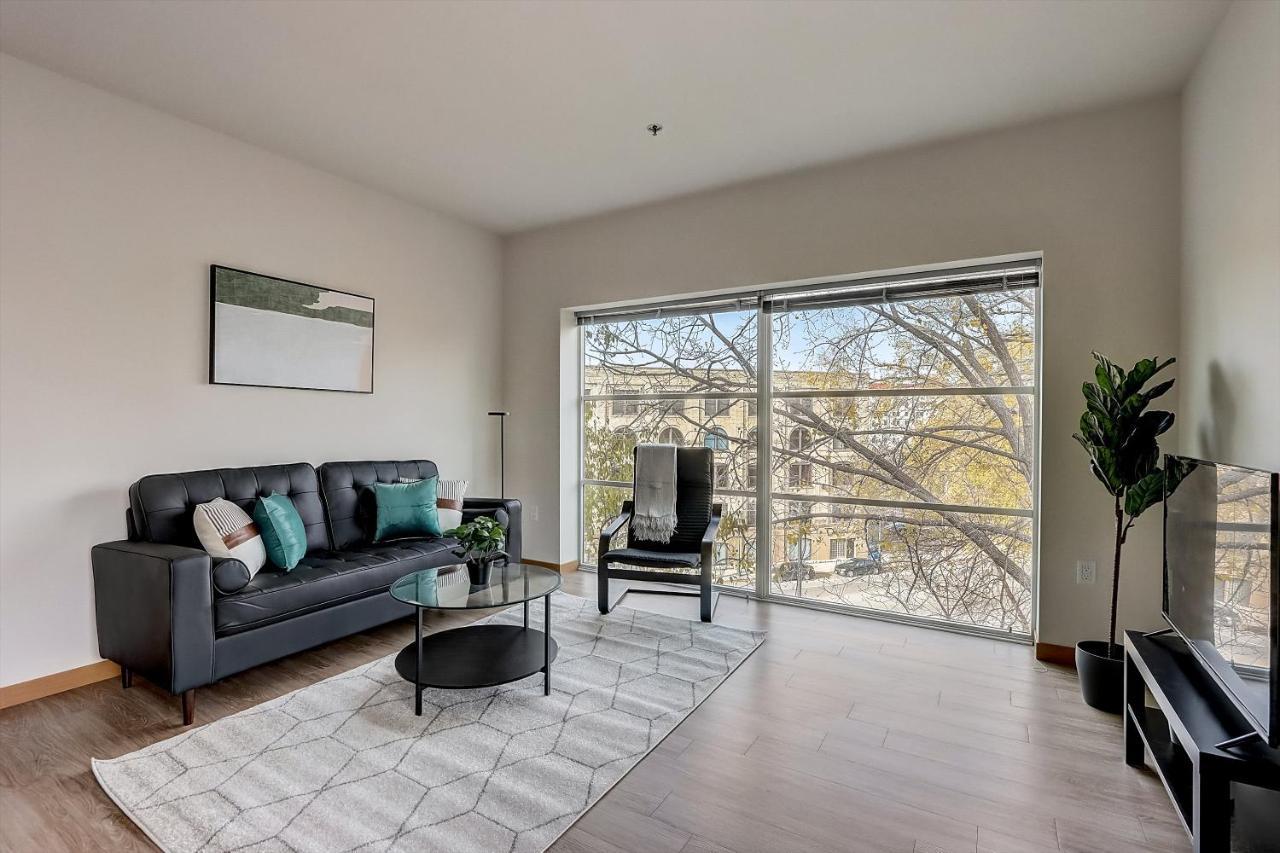 Frontdesk Rhythm Apts Lower East Side Milwaukee Bilik gambar